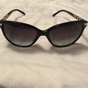 Burberry wayfarer sunglasss black with case